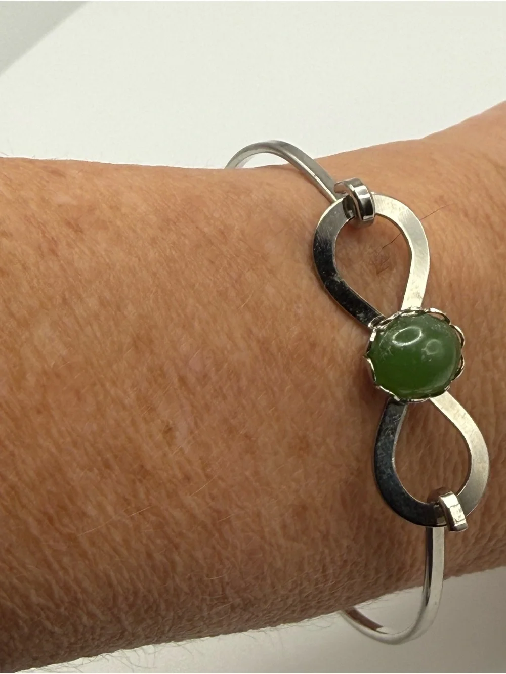 Vintage Green Cabochon Silver Tone Infinity Bangle Bracelet Size 6 Unmarked